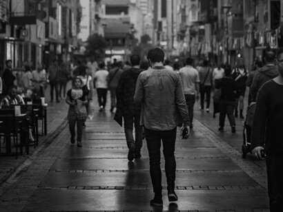 A migração é uma jornada de resistência, resiliência e transformação, que amplia a identidade do sujeito em busca de emancipação