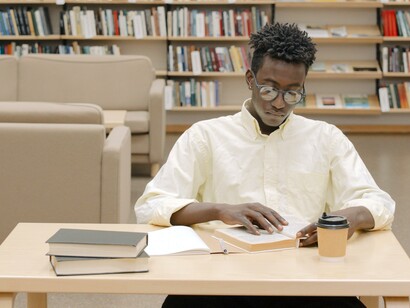 Aluno se prepara para aulas com livros