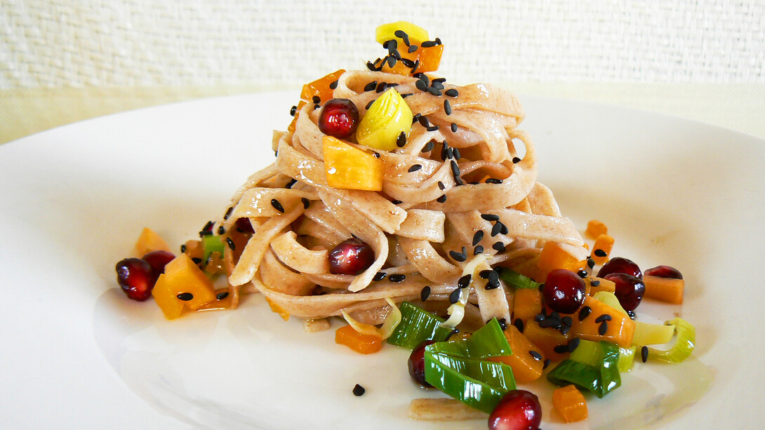 Tagliatelle di Farro biologico con Zucca gialla, Porri e Melograno