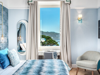 Mediterraneo Room Sunset Junior suite bed, Sorrento, Italia
