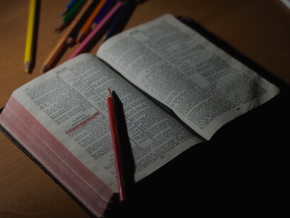Bíblia e lápis de cor para destacar o texto