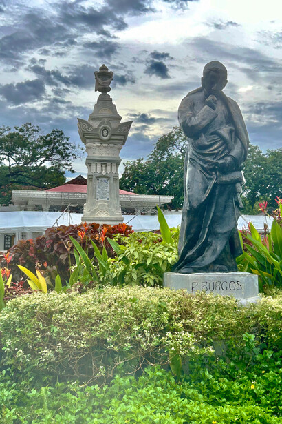 Plaza Burgos with monument and statue of Father Jose P. Burgos © Alma Reyes