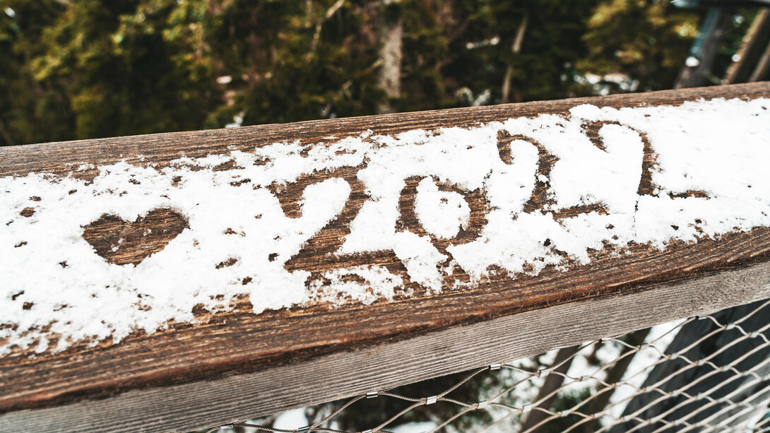 2022 escrito sobre una baranda cubierta de nieve