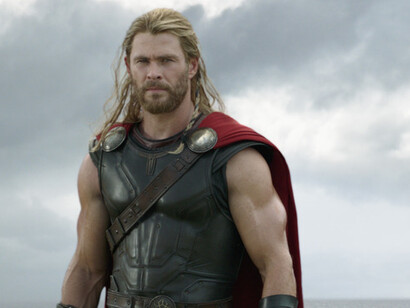 Con su inflamado brazo, Chris Hemsworth ha vuelto a martillear las pantallas en «Thor: Ragnarock»
(2017)
