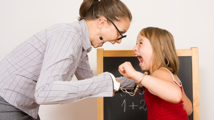 Professora e aluna em momento de conflito. Como educador que admira e se inspira em bell hooks, Paulo Freire e Elisama Santos, e que procura fundamentar sua prática na comunicação não-violenta e no afeto pedagógico, eu me vi, logo nos primeiros meses, no centro de uma contradição inesperada: recebi *feedbacks* de que estava gritando com os alunos em sala de aula