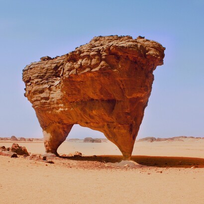 L’Algeria possiede un territorio naturalistico di straordinaria varietà, che spazia dalle coste mediterranee alle montagne dell’Atlante, fino all’immensità del Sahara. Tassili du Hoggar, In Guezzam, Algeria