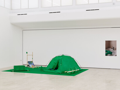 Artisti vari, Sensemaking. Atti di manomissione, vista della mostra. Per gentile concessione della Galleria P420