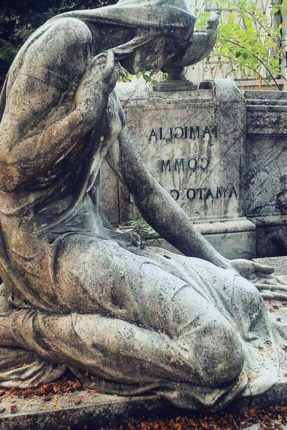 Memorial statue for an illustrious family