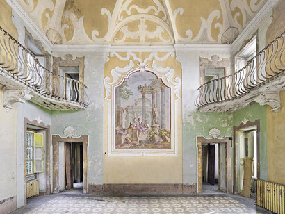 David Burdeny, Abandoned Villa, Tuscany, Italy (detail). Courtesy of Anne Loucks Gallery