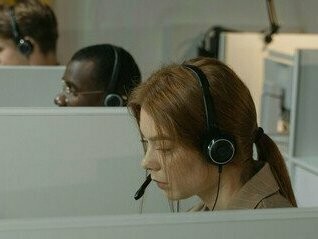 Atendentes de call center.  A frustração de alguém pode ser contagiante, mas com o tempo aprende-se a manter a calma, a ser claros nas explicações e a mostrar que, juntos, encontrarão a solução. Pois não é a toa que a maioria dos operadores de call center dizer “merecer equivalência para psicologia”