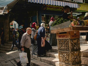La lingua araba è una delle lingue semitiche più antiche e prestigiose al mondo, nota per la sua struttura basata su radici consonantiche e per la ricchezza del lessico