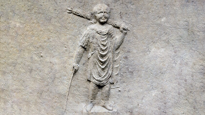 Antico littore romano che porta il fascio littorio