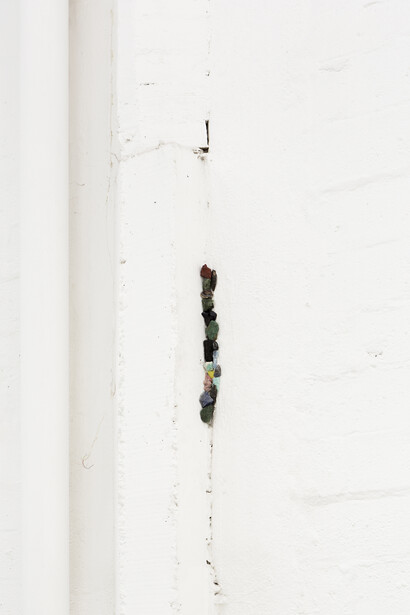 Maria Loboda, Movements that mattered, 2014, minerais e cristais, dimensões variáveis. Cortesia de Mendes Wood DM , São Paulo