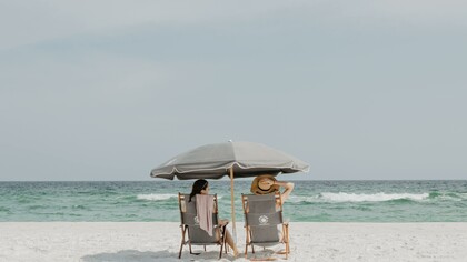 Due donne in spiaggia, come in attesa di un innamorato stanno aspettando il ritorno del cercatore di parole