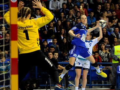 Tiro no alvo para uma jogadora de Buducnost 