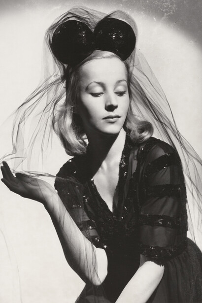 François Kollar, Le mannequin Muth, Balenciaga
Années 1930 , Tirage d‘époque, 29 x 22,4 cm. Donation François Kollar, Médiathèque de l‘architecture et du patrimoine.