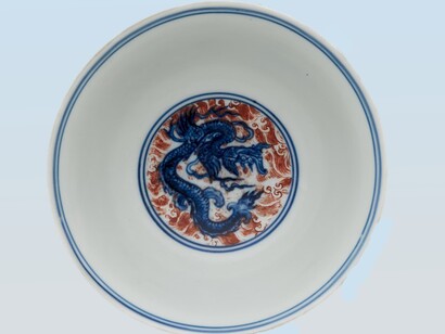 Ciotola d'altare con animali alati tra le onde. Vista piatto superiore. Porcellana dipinta con smalto blu cobalto sotto e rosso su smalto trasparente (ceramica Jingdezhen). Dono di Alan e Simone Hartman, 1984. Met Museum, New York, USA