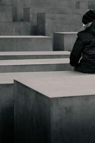 Un niño en el »Monumento a los judíos de Europa asesinados», Berlín