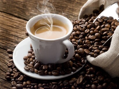 Taza de café humeando