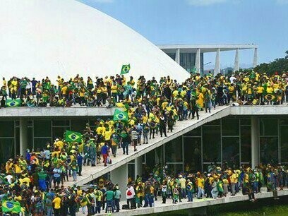 Atos golpistas de 8 de janeiro de 2023 em Brasília. Eu não queria trabalhar com protagonistas tradicionais ou figuras políticas visíveis na mídia. Minha intenção era olhar para o cidadão comum, aquelas pessoas que não aparecem nos holofotes, mas que estão diretamente envolvidas na política cotidiana, em casa, no trabalho, nas relações familiares