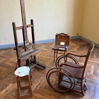 Lo studio di Renoir, con la sedia a rotelle usata dall’artista. Casa-museo di Renoir a Les Collettes, Cagnes-sur-Mer, Francia. Foto di Flavius Roversi