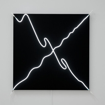 François Morellet. Mal barré après réflexion n°7 (2015). White neon tubes and acrylic on canvas on wood, 100 x 100 cm. Courtesy of the artist/Annely Juda Gallery, London.
