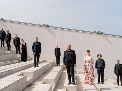 Gli artisti dell’Homme Armé fotografati sulle scale che conducono alla cavea del Teatro del Maggio Musicale Fiorentino. Il loro direttore Fabio Lombardo è il secondo da destra © Jacopo Santini