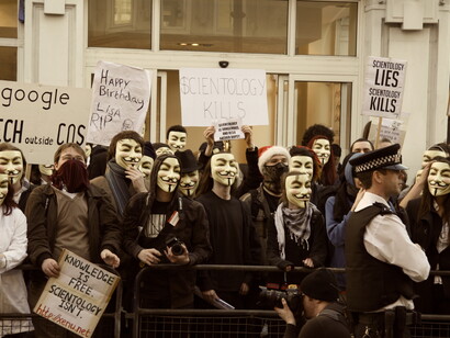 Manifestantes con máscaras de Guy Fawkes protestan en Londres el 10 de febrero de 2008