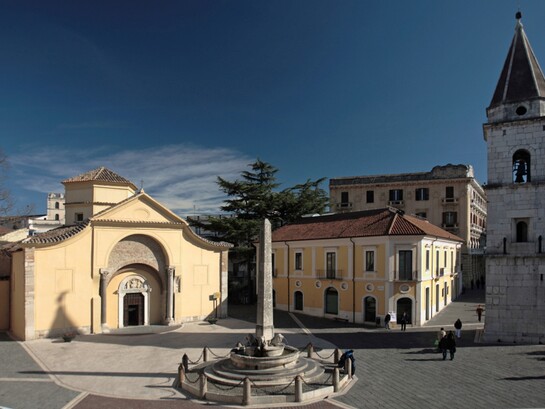 Il Complesso monumentale di Santa Sofia, cuore spirituale della Benevento longobarda e oggi patrimonio UNESCO, conserva ancora l’aura di un luogo sospeso tra Oriente e Medioevo europeo, dove architettura, memoria religiosa e potere si intrecciano in una delle testimonianze più affascinanti della civiltà longobarda in Italia. Benevento, Italia