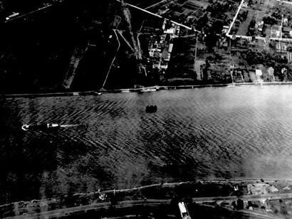 Vista aérea del Rin a su paso por Remagen: los pilares del puente son todavía visibles (1950)