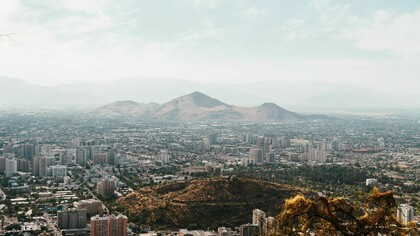 El moderno horizonte de Santiago de Chile, enmarcado por la Cordillera de los Andes, simboliza el esfuerzo del país por preservar su independencia estratégica en un mundo de potencias rivales