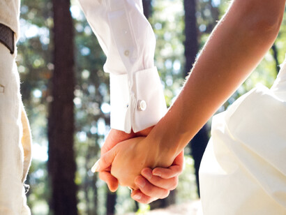 Manos entrelazadas el día de la boda