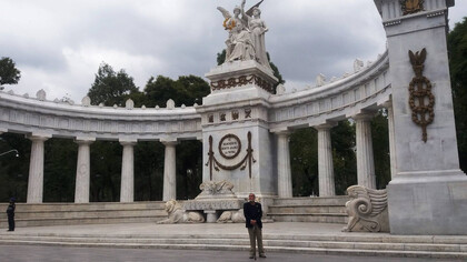 Alfonso Chase frente al Hemiciclo a Juárez, Ciudad de México