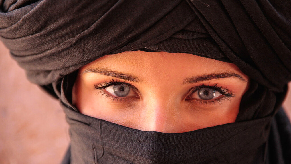 Her piercing gaze captures the strength and determination of Moroccan women, reflecting the resilience found within the diaspora