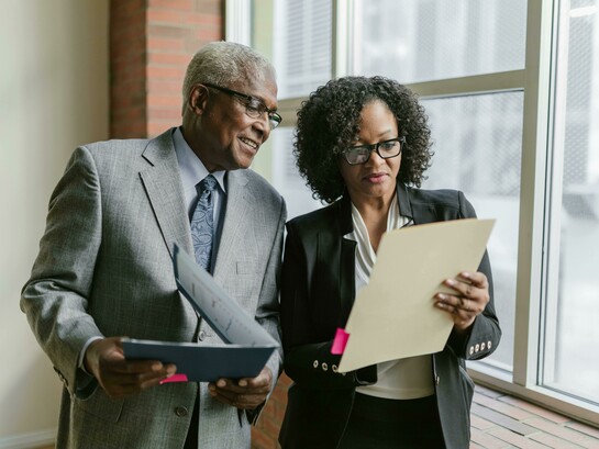 O verdadeiro desafio da Governança moderna é reconhecer que a conformidade técnica com a lei é insuficiente se a cultura interna da organização não estiver alinhada com os valores de equidade e respeito. É neste ponto que o Compliance Cultural se estabelece como a fronteira mais avançada da gestão de riscos, exigindo uma fusão inédita entre a expertise técnica em processos e um profundo letramento histórico e cultural