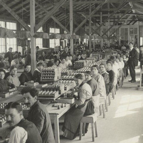 Durante la prima guerra mondiale anche le donne trovano sempre di più impiego nell’industria metalmeccanica, ad esempio presso Piccard & Pictet a Ginevra. 

Museo nazionale svizzero