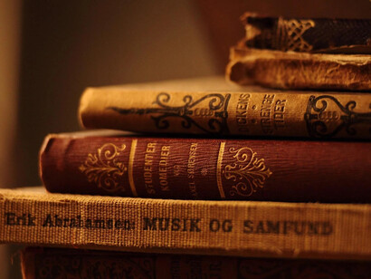 Anteriormente, me precedieron en el sello, en su primera época, poetas tales como Gabriel Celaya, Leopoldo de Luis, Gloria Fuertes, Manuel Vázquez Montalbán, Ángel González y muchos otros que enriquecieron la poesía española contemporánea