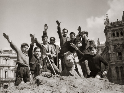 «Falcó» es una novela ambientada en la España de finales de los años treinta: en la imagen, niños hacen el saludo fascista en la plaza de la Cibeles tras la conquista de Madrid por el ejército franquista, 1939