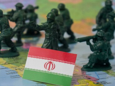 Entre mapas e exércitos em miniatura, a guerra é encenada como estratégia, mas, por trás da abstração geopolítica, opera-se a lógica da decapitação: eliminar indivíduos para reconfigurar conflitos, transformando a política em cálculo de eficácia e o mundo em tabuleiro