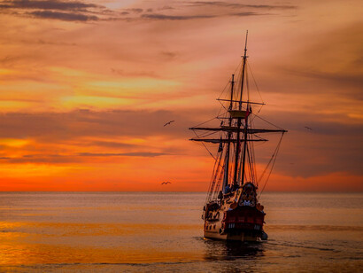 Vista de un barco al atardecer