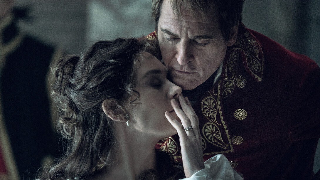 Napoleon, il kolossal. Un ritratto intimo e sentimentale del leggendario soldato, generale, console, imperatore, (interpretato dal premio Oscar Joaquin Phoenix per "Joker"). Non il conquistatore d'Europa che ha affascinato politici, filosofi e artisti, ma un semplice individuo succube della donna che ama, Josephine de Beauharnais (Vanessa Kirby) nonostante lei lo tradisca