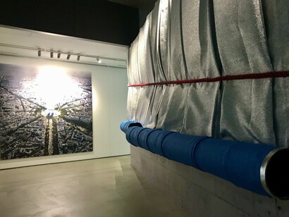 View of Gallery 2, Christo and Jeanne-Claude, L’Arc de Triomphe, Wrapped exhibition © Alma Reyes