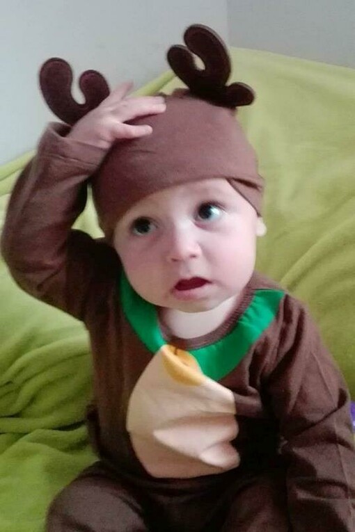 Abel vestido de reno durante las fiestas navideñas