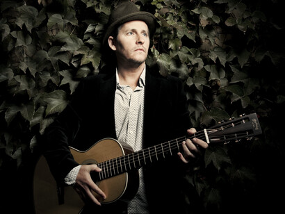 Josh Rouse con su guitarra