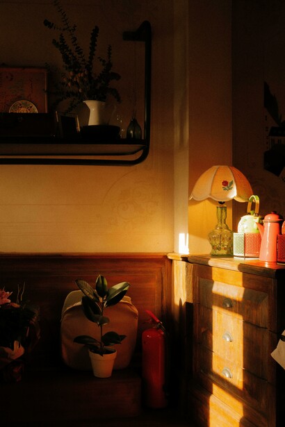 Esquina de un estudio iluminada por la luz que entra por la ventana