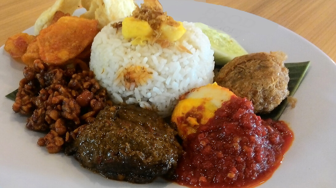 El rendang de Indonesia es considerado por muchos expertos y encuestas internacionales como el plato más delicioso del mundo gracias a su cocción lenta en leche de coco y especias
