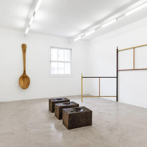 José Bento, Mão amiga [Helping hand], exhibition view. Courtesy of A Gentil Carioca