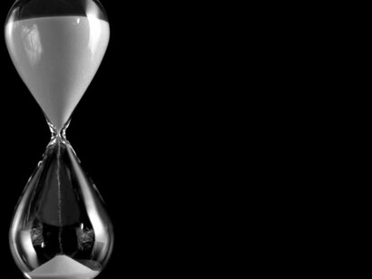 Afanados en hacer, correr, buscar lo imposible fuera de nosotros mismos, el tiempo se nos escurre entre las manos