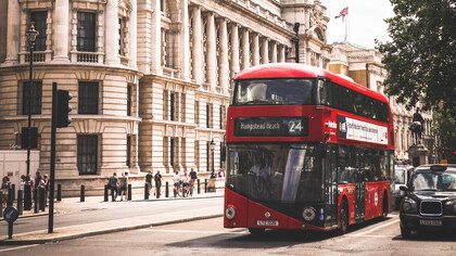 Un autobús rojo en el centro de la capital inglesa