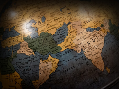 En España por su parte, desde el Siglo XIII se comenzó a apellidar a un hijo con el nombre de su padre